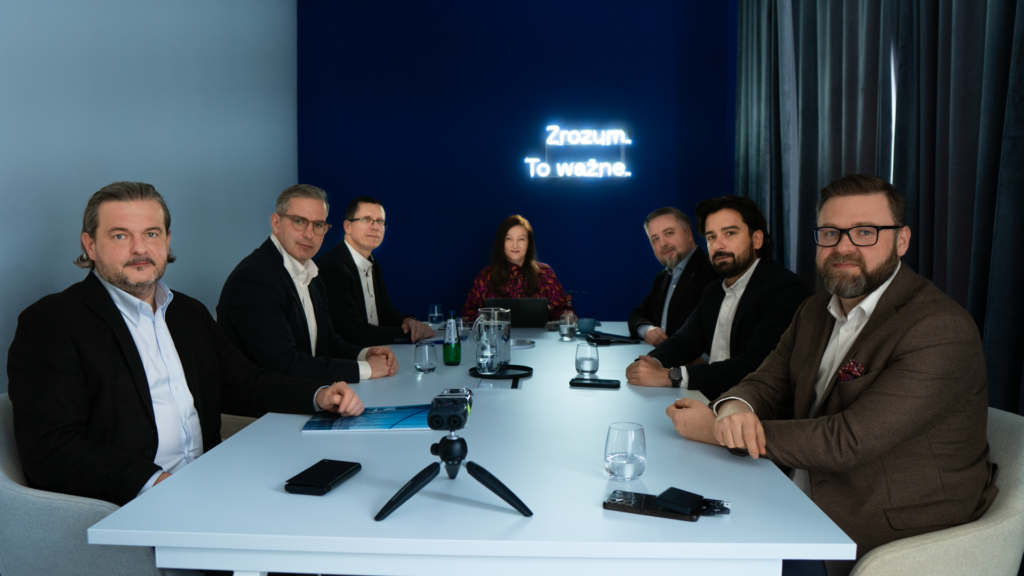 Uczestnicy debaty w redakcji XYZ (od lewej): Paweł Orłowski, prezes InvestGDA (Gdańskiej Agencji Rozwoju Gospodarczego), Jacek Bielawski, dyrektor operacyjny w spółce Kraków Nowa Huta Przyszłości, Maciej Fijałkowski, sekretarz m.st. Warszawy, Katarzyna Mokrzycka, dziennikarka XYZ, Radosław Michalski, dyrektor Departamentu Marki Miasta z Urzędu Miasta Wrocławia, Mateusz Sipa, dyrektor Biura Rozwoju Gospodarczego i Współpracy Międzynarodowej z Urzędu Miasta Łodzi, Paweł Pacek, członek zarządu Związku Pracodawców Sektora Kosmicznego. Fot. J. Kuźmiński, XYZ.