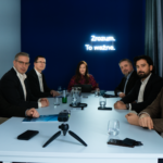 Uczestnicy debaty w redakcji XYZ (od lewej): Paweł Orłowski, prezes InvestGDA (Gdańskiej Agencji Rozwoju Gospodarczego), Jacek Bielawski, dyrektor operacyjny w spółce Kraków Nowa Huta Przyszłości, Maciej Fijałkowski, sekretarz m.st. Warszawy, Katarzyna Mokrzycka, dziennikarka XYZ, Radosław Michalski, dyrektor Departamentu Marki Miasta z Urzędu Miasta Wrocławia, Mateusz Sipa, dyrektor Biura Rozwoju Gospodarczego i Współpracy Międzynarodowej z Urzędu Miasta Łodzi, Paweł Pacek, członek zarządu Związku Pracodawców Sektora Kosmicznego. Fot. J. Kuźmiński, XYZ.