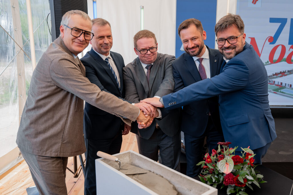 Zdjęcie przedstawia od lewej: Tomasza Lubowieckiego, Stanisława Mazura, Andrzeja Wrońskiego, Prezydenta Aleksandra Miszalskiego i prezesa KNHP Wojciecha Wariana.