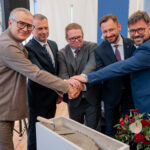 Zdjęcie przedstawia od lewej: Tomasza Lubowieckiego, Stanisława Mazura, Andrzeja Wrońskiego, Prezydenta Aleksandra Miszalskiego i prezesa KNHP Wojciecha Wariana.